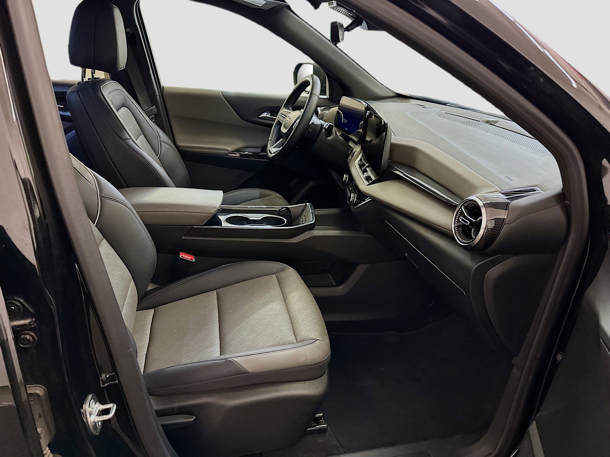 Used 2025 Chevrolet Equinox LT w/ Convenience Package II image 33