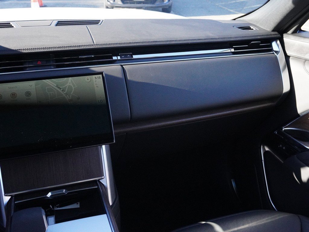 Used 2025 Land Rover Range Rover SE image 32