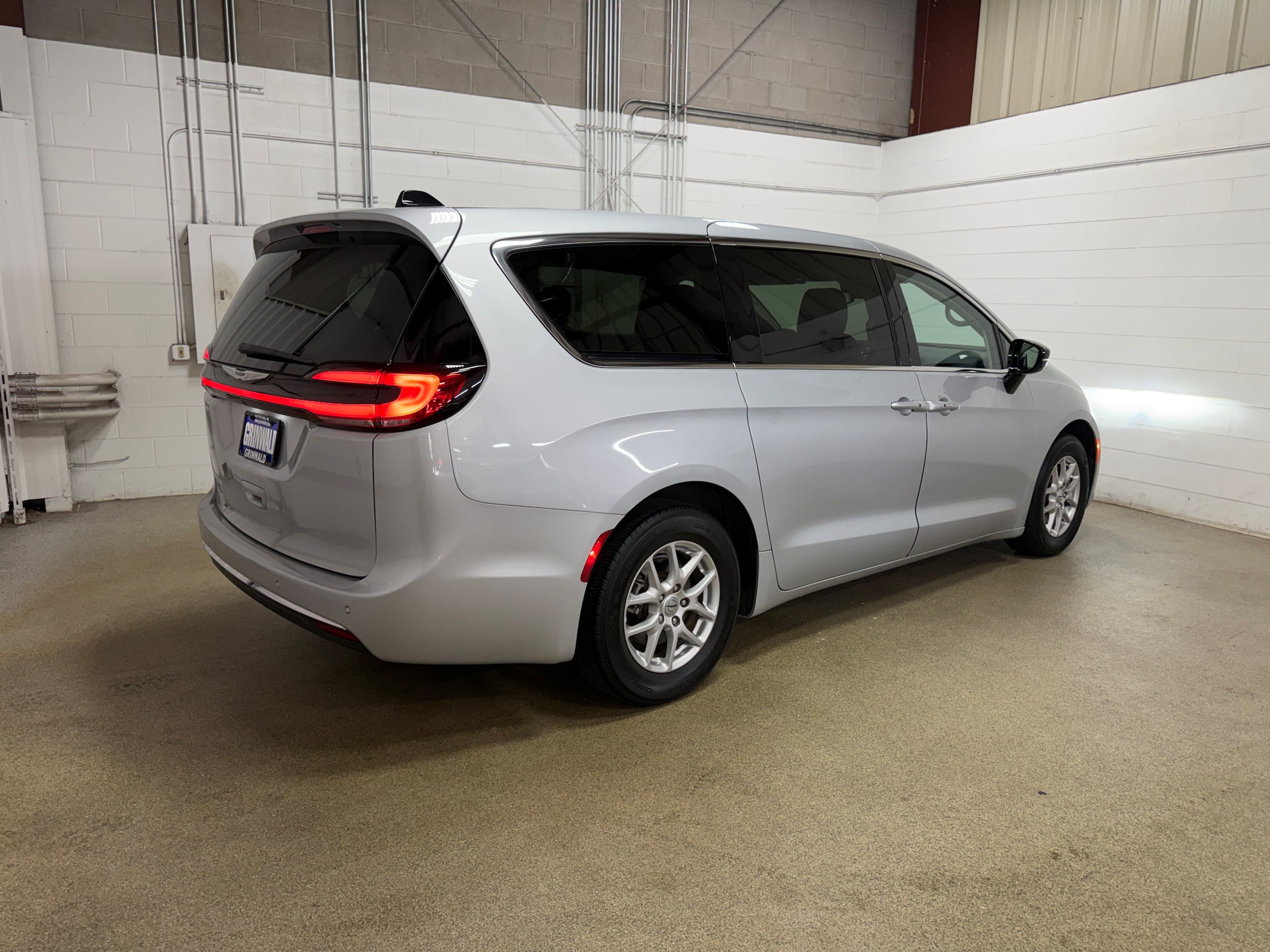 Used 2024 Chrysler Pacifica Touring-L FWD image 8