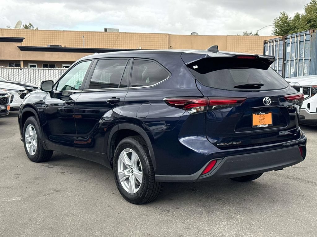 Used 2025 Toyota Highlander LE FWD image 4