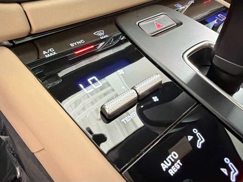 Certified 2025 Porsche Macan AWD/4WD image 17