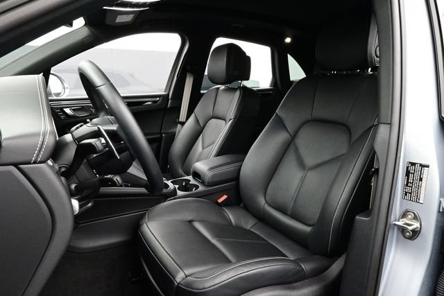Certified 2025 Porsche Macan AWD/4WD image 5