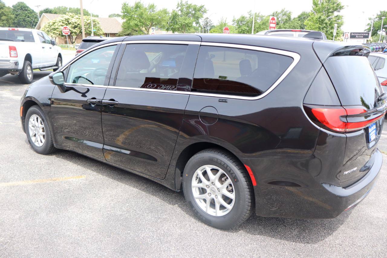Used 2023 Chrysler Pacifica Touring-L FWD image 6
