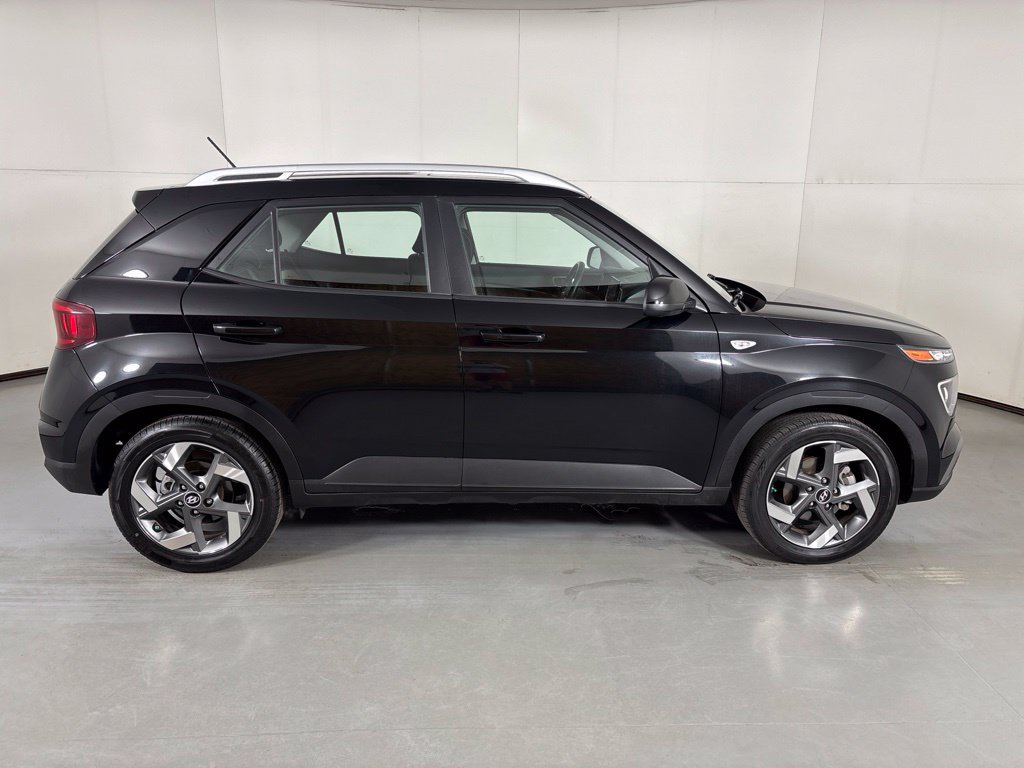 Used 2025 Hyundai Venue SEL FWD image 9