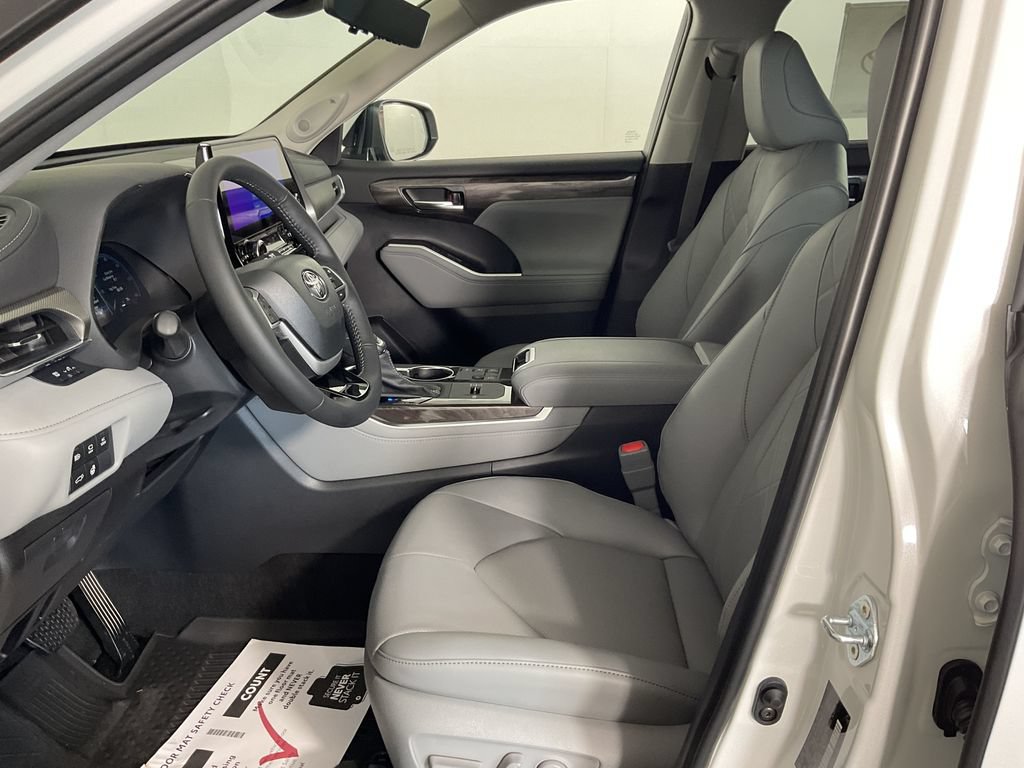 New 2026 Toyota Highlander Platinum AWD/4WD image 16