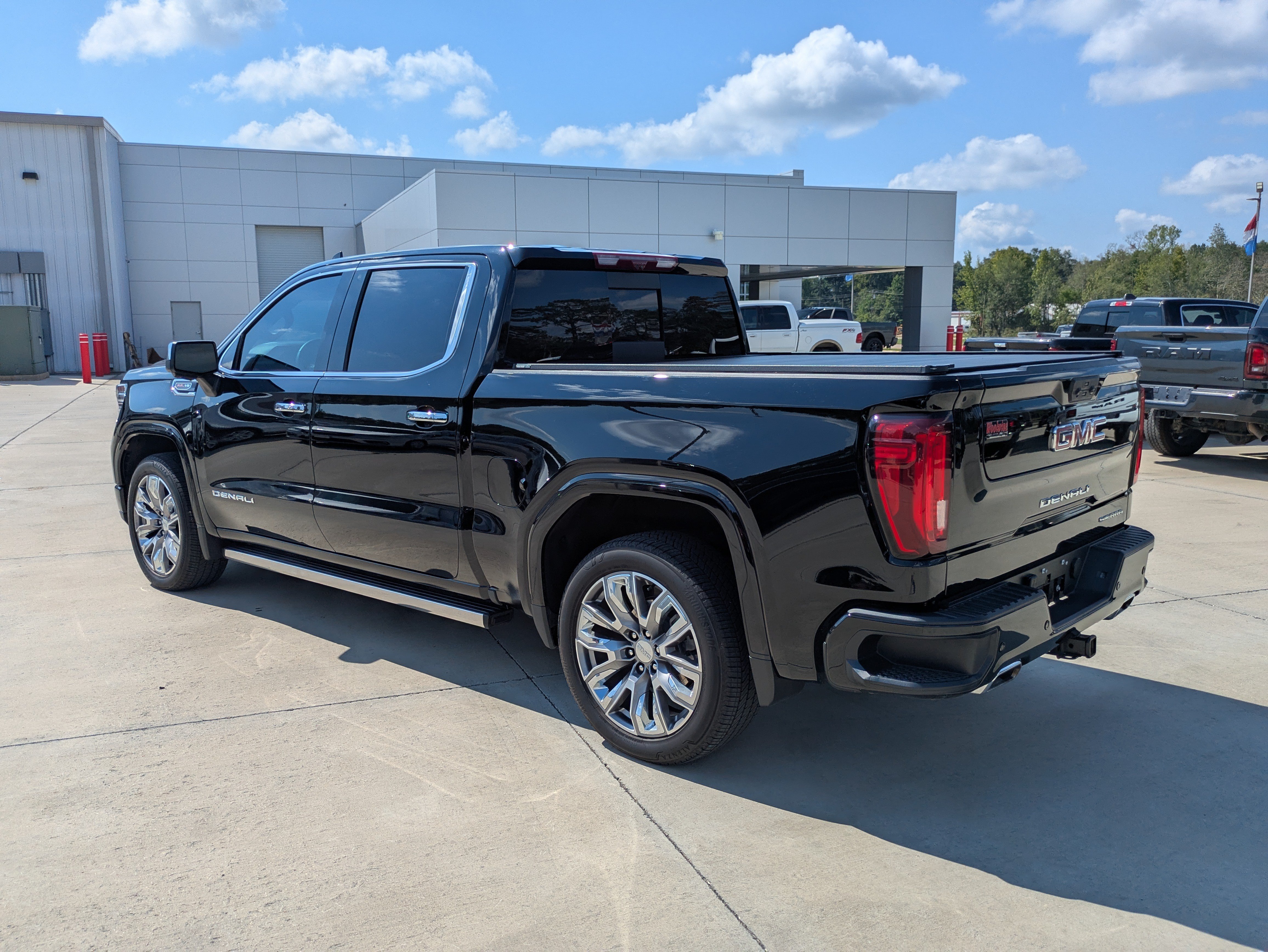 Used 2025 GMC Sierra 1500 Denali w/ Denali Reserve Package AWD/4WD image 3