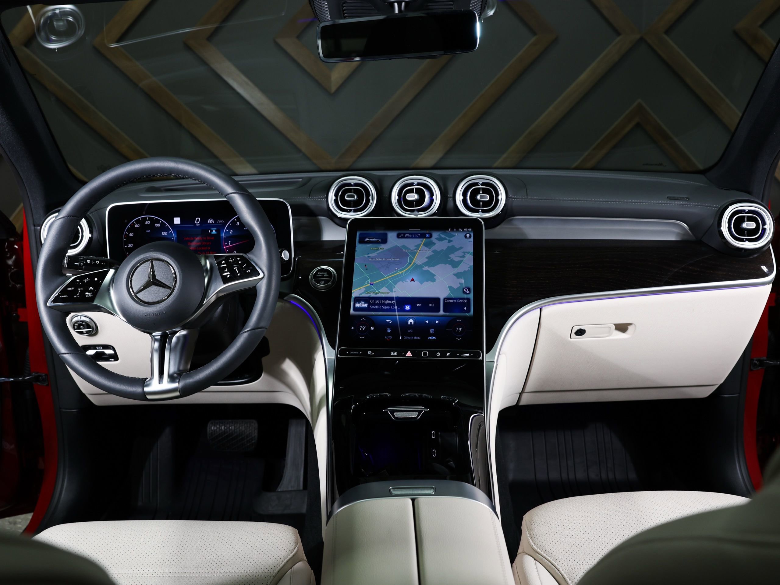 Used 2025 Mercedes-Benz GLC 300 4MATIC image 27