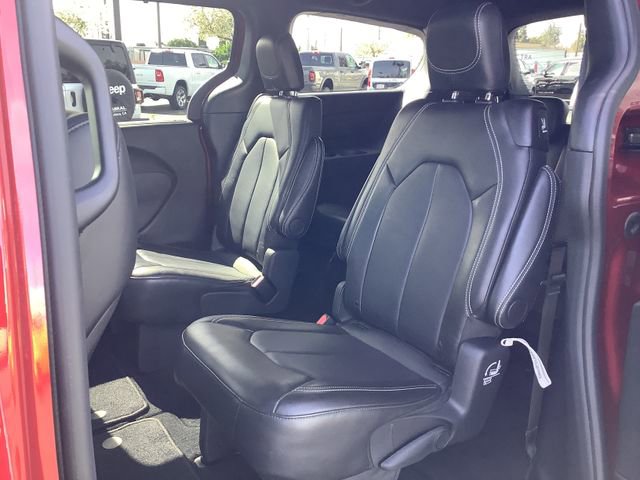 Used 2025 Chrysler Pacifica Select image 25