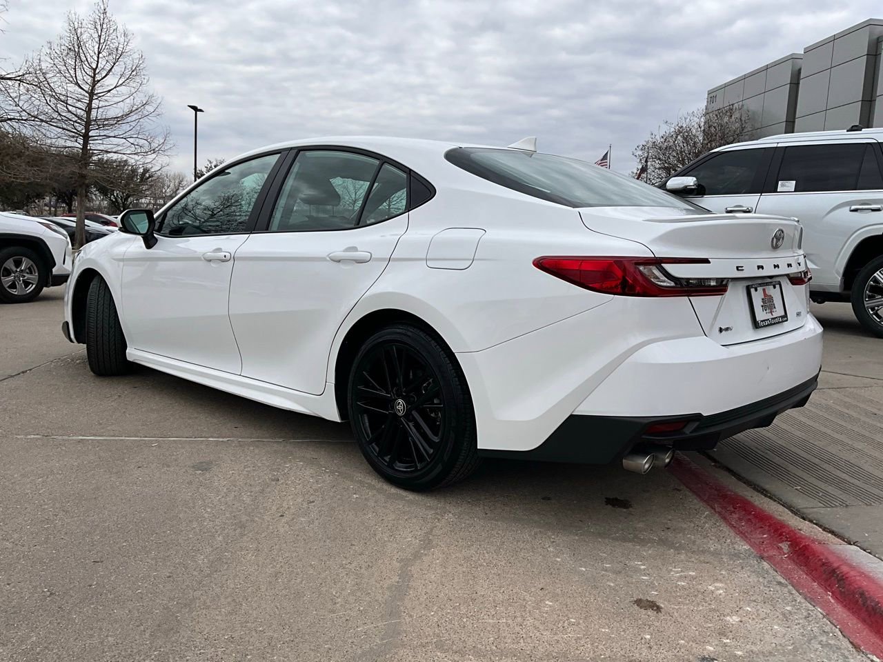 Used 2025 Toyota Camry SE image 8