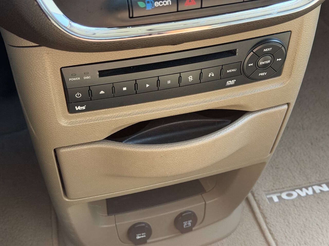 Used 2012 Chrysler Town & Country Touring-L w/ Entertainment Group #2 FWD image 26