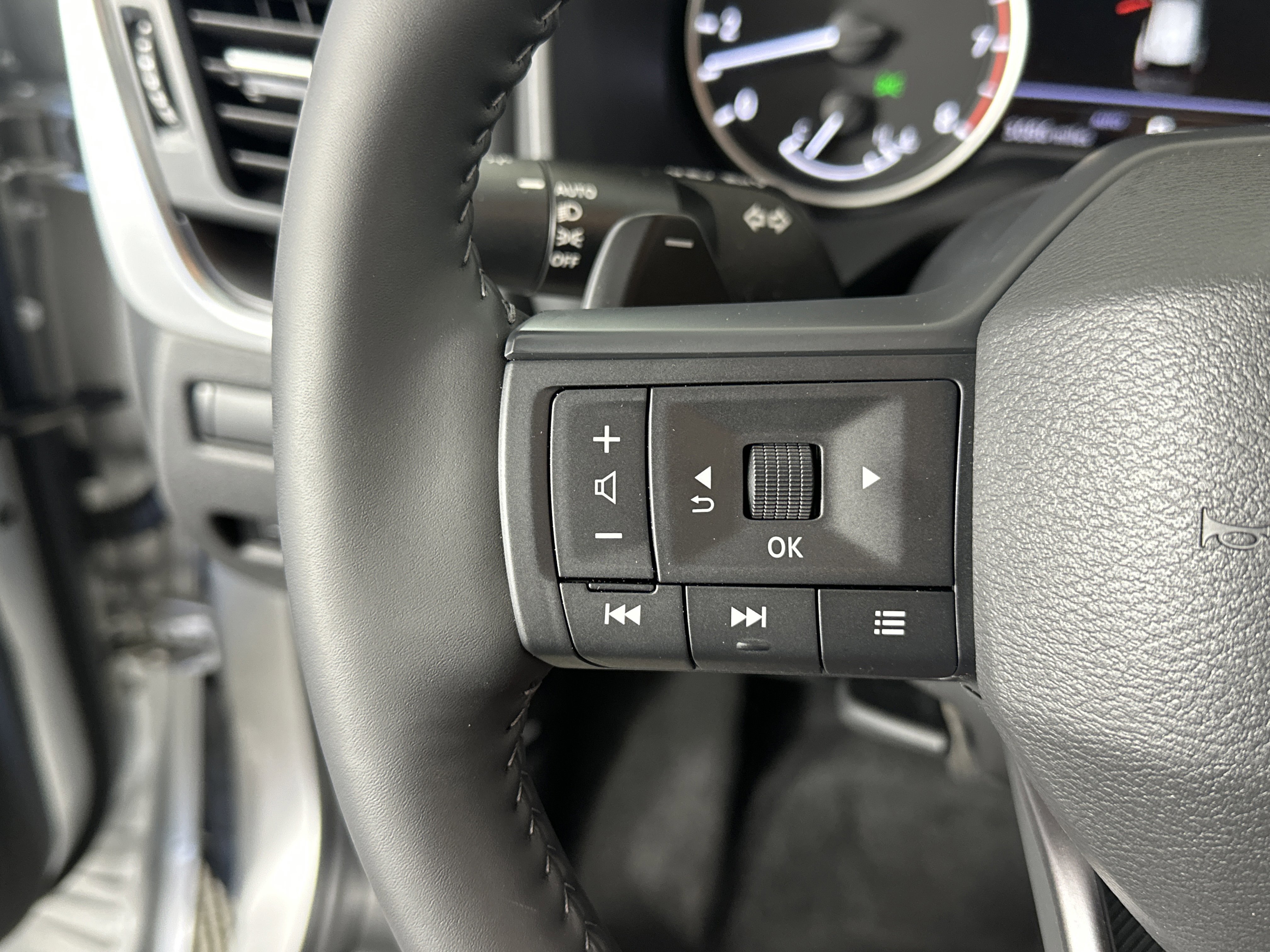 Certified 2025 Nissan Rogue SV image 27