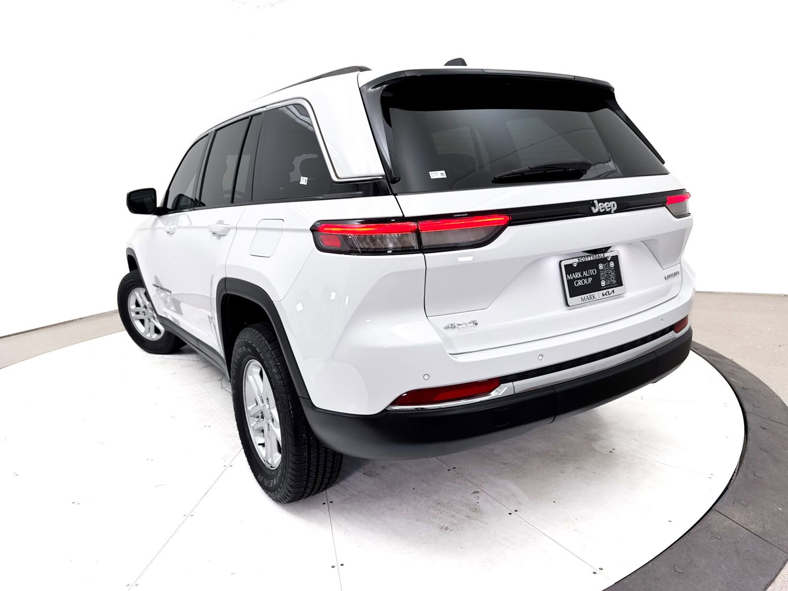 Used 2023 Jeep Grand Cherokee Laredo w/ Luxury Tech Group I AWD/4WD image 7