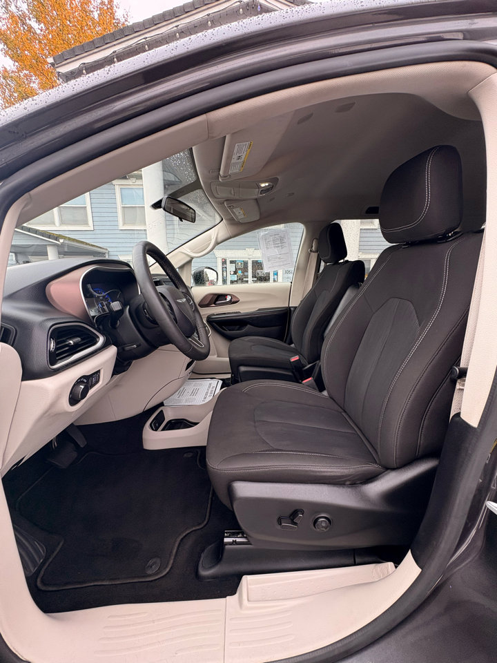 Used 2022 Chrysler Voyager LX image 8