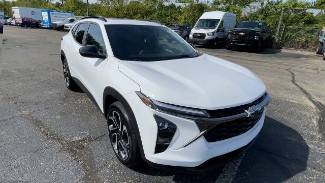 New 2026 Chevrolet Trax RS w/ Sunroof Package FWD image 4
