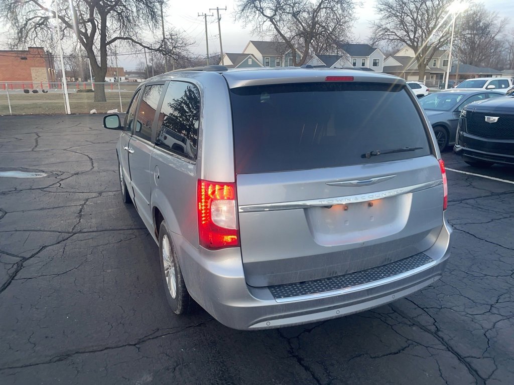 Used 2015 Chrysler Town & Country Touring-L w/ Driver Convenience Group image 7