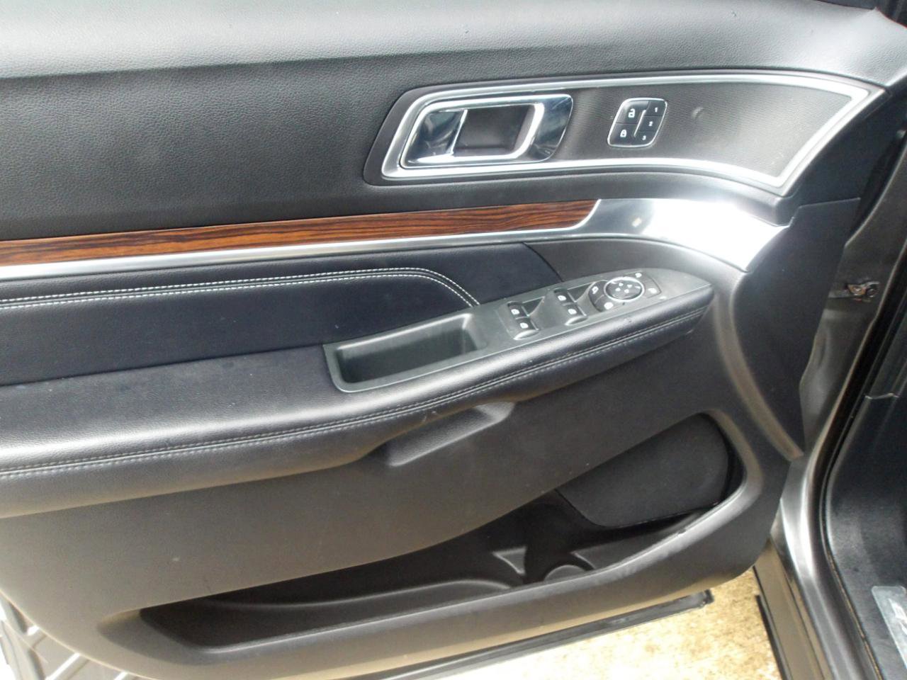 Used 2017 Ford Explorer Limited FWD image 18