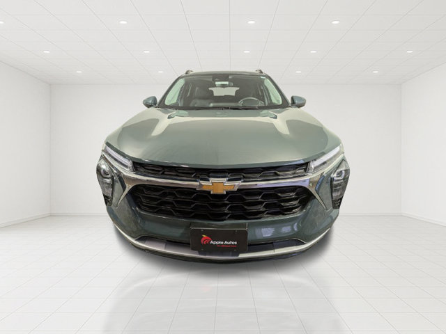 Used 2025 Chevrolet Trax LT FWD image 2