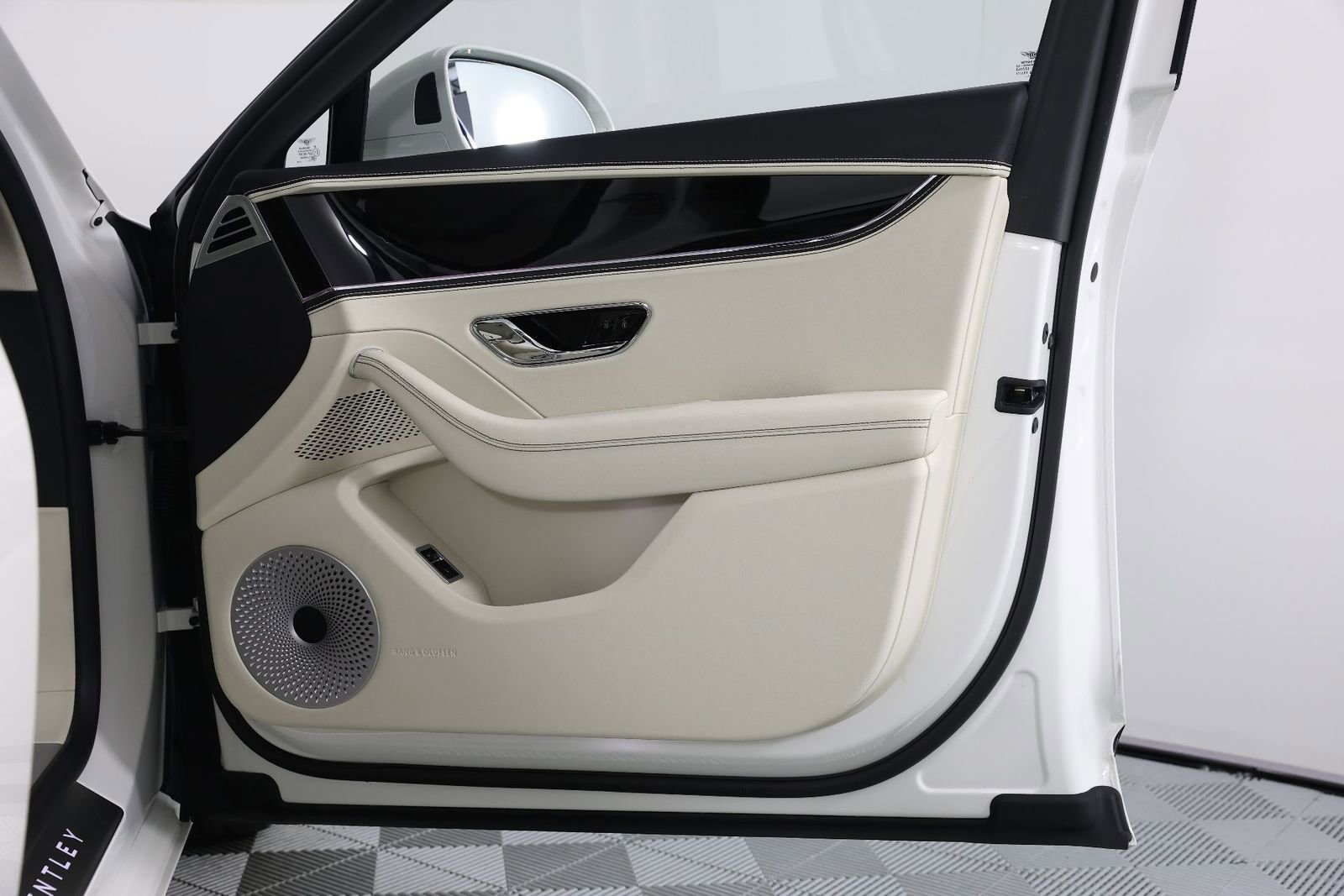 New 2025 Bentley Flying Spur Plug-In Hybrid image 28