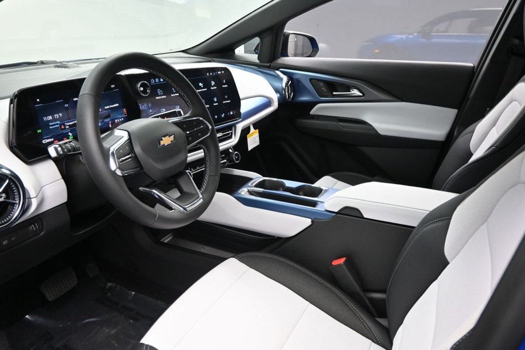 New 2026 Chevrolet Equinox EV LT w/ LPO, Blackout Package AWD/4WD image 17