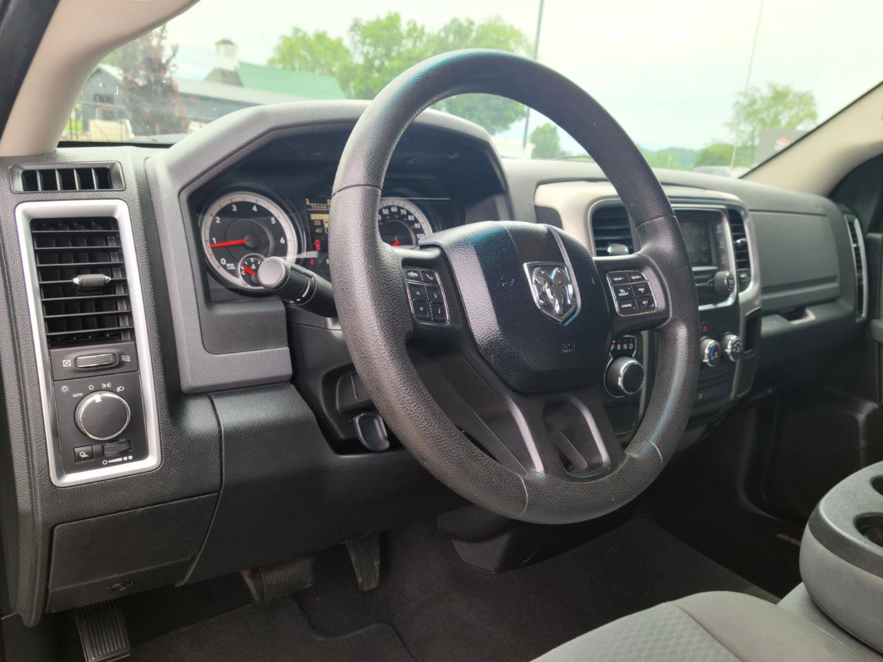 Used 2015 RAM 1500 Classic SLT RWD image 9