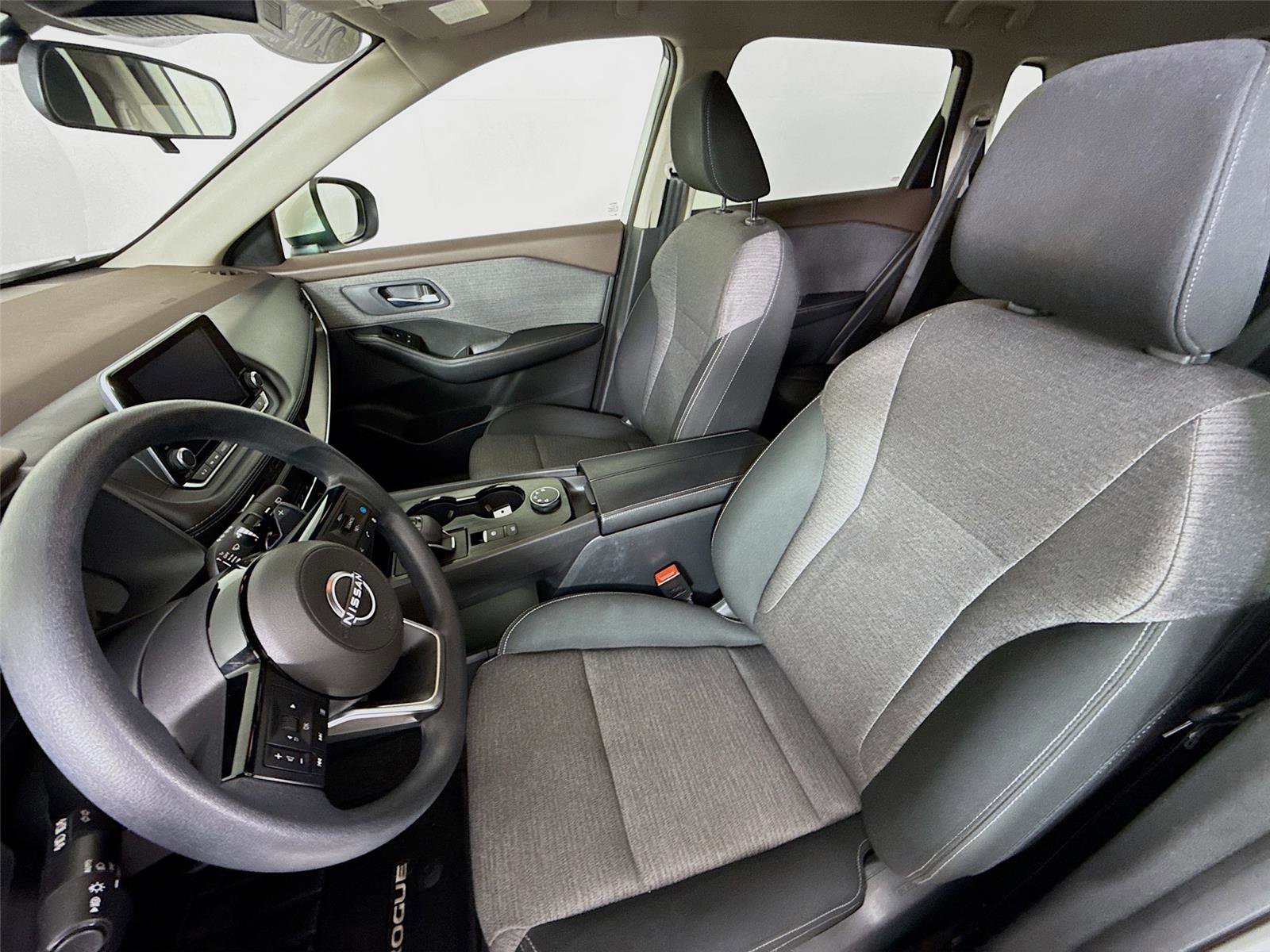 Used 2023 Nissan Rogue SV image 11