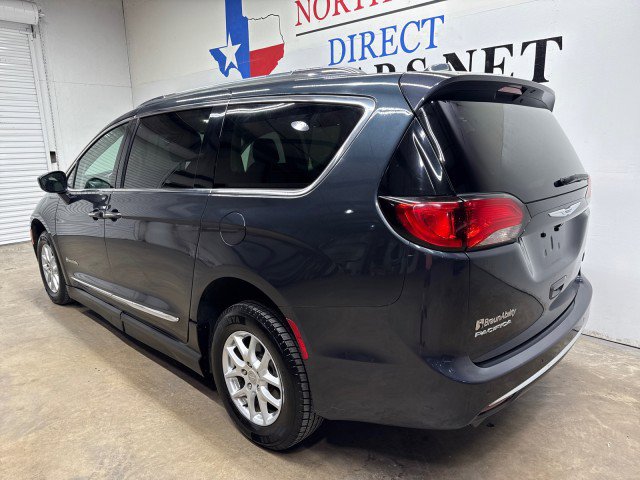 Used 2020 Chrysler Pacifica Touring-L image 8