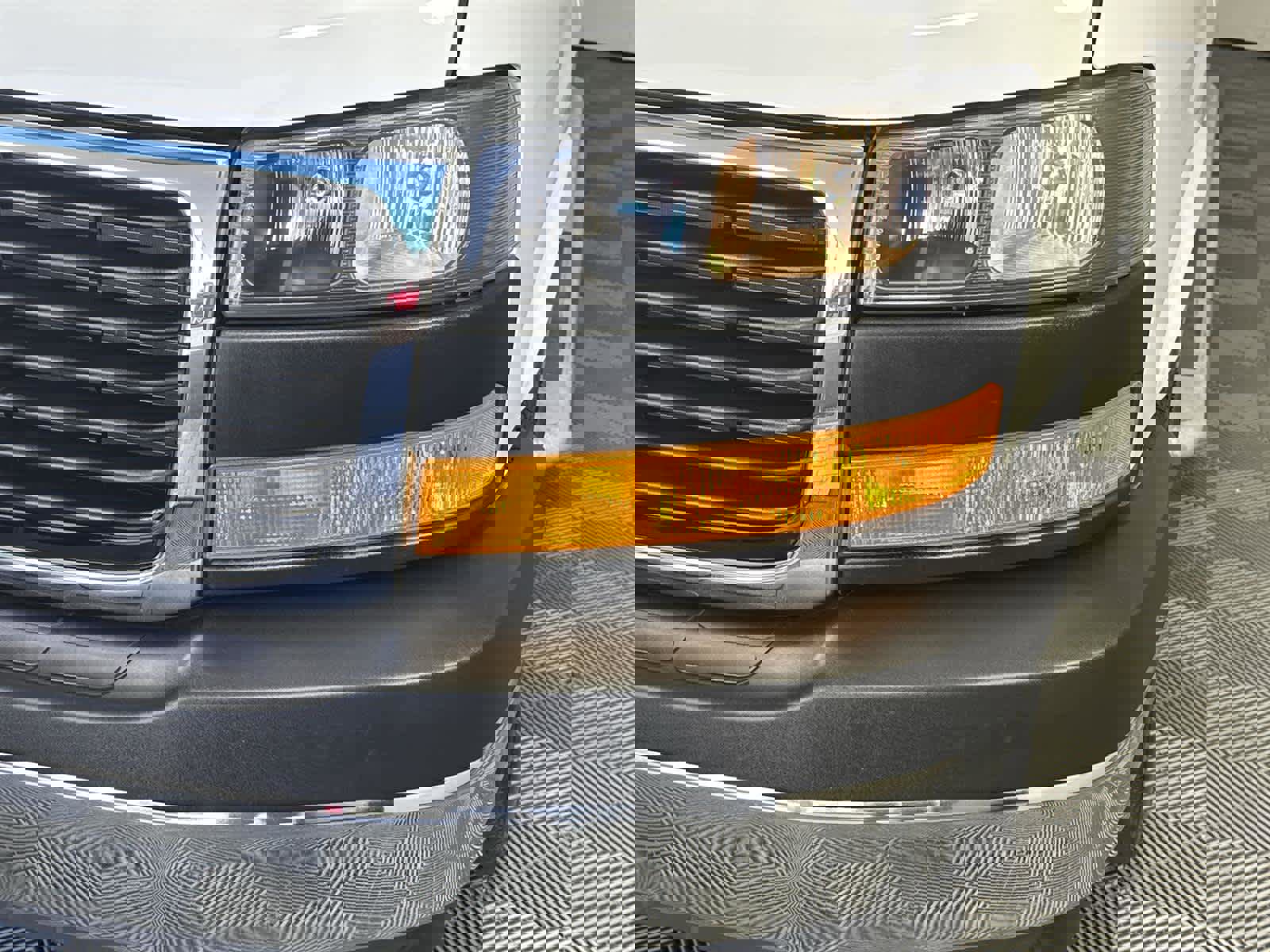 Used 2024 GMC Savana 2500 w/ Driver Convenience Package image 9