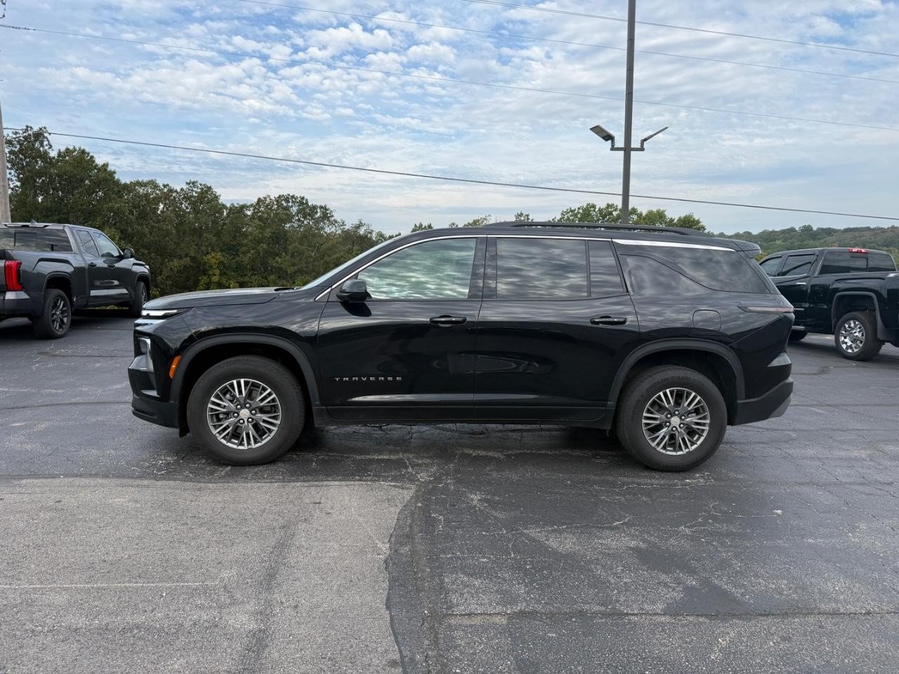 Used 2025 Chevrolet Traverse LT FWD image 9