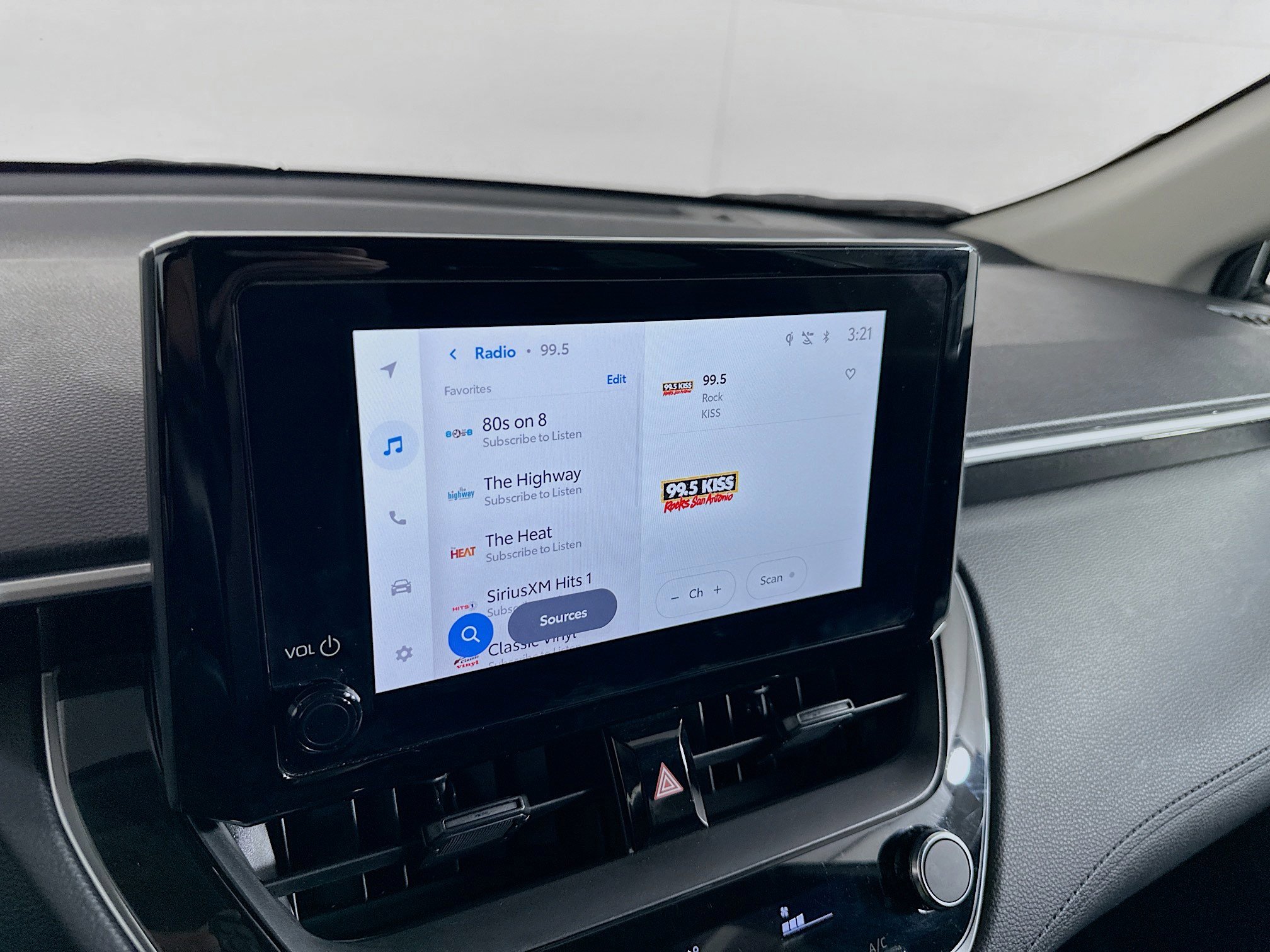 Used 2025 Toyota Corolla Cross LE image 19