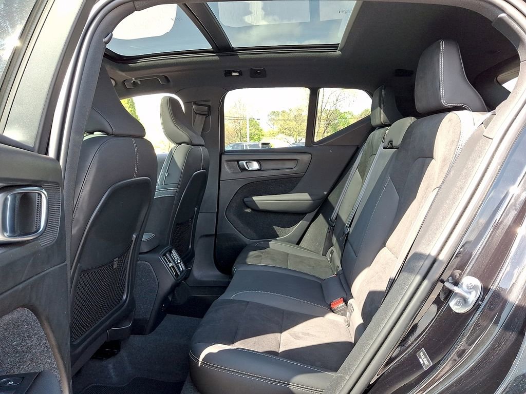 Used 2024 Volvo XC40 B5 Plus image 10