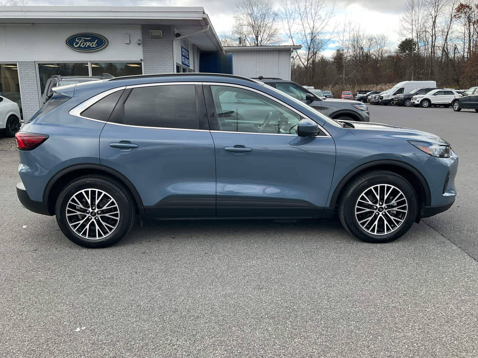 Used 2023 Ford Escape SE w/ PHEV Premium Package image 2