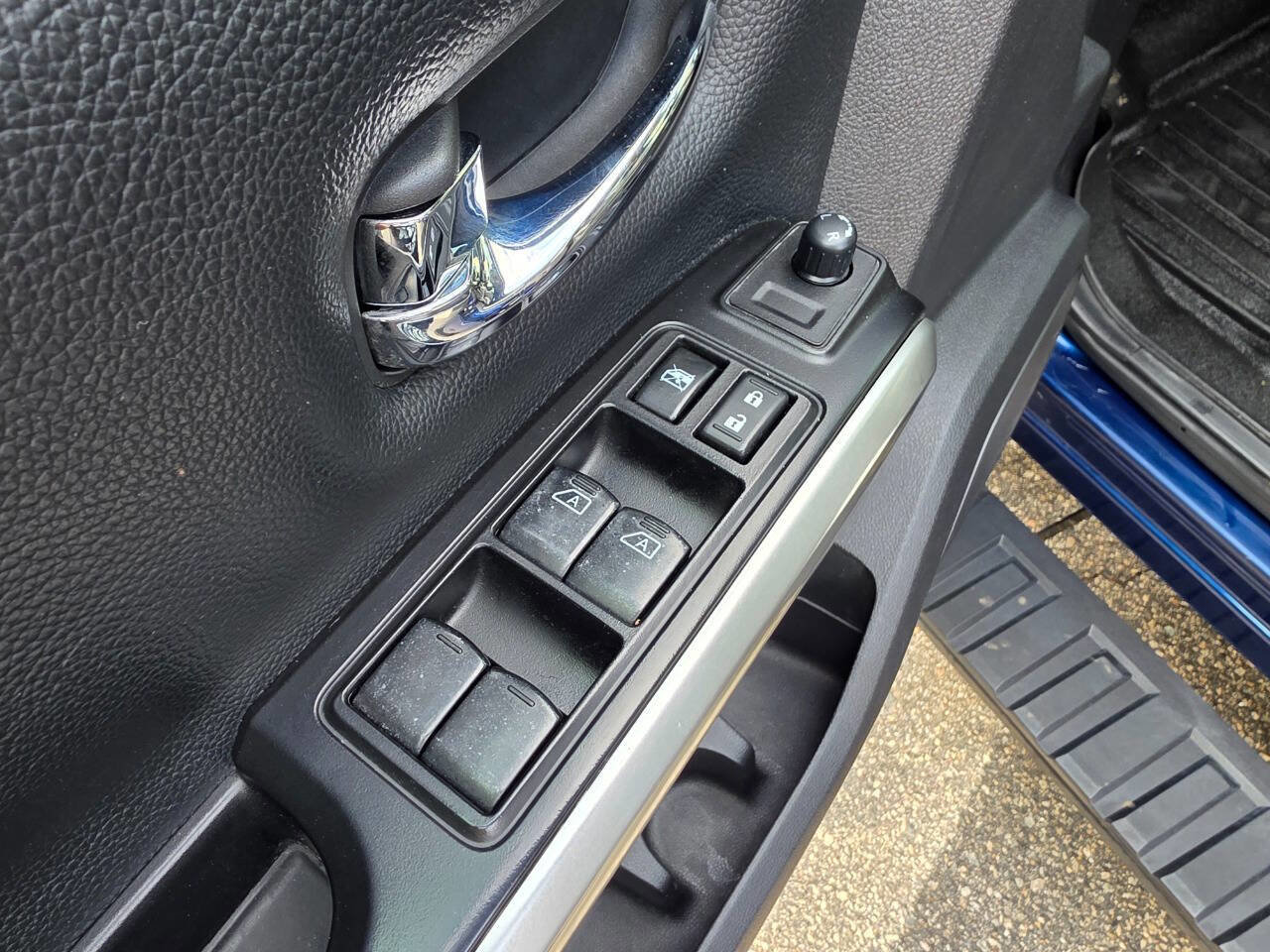 Used 2017 Nissan Titan PRO-4X w/ Pro-4x Convenience Package image 13