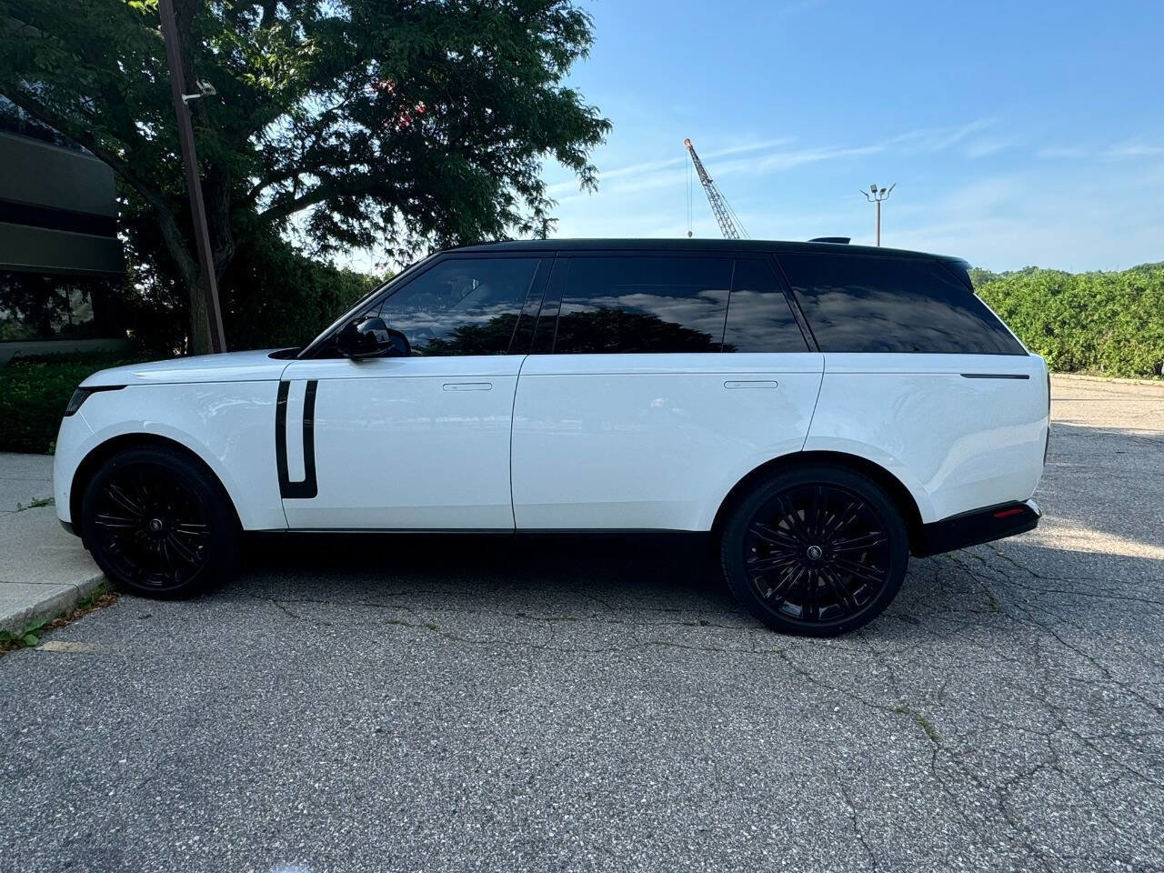 Used 2023 Land Rover Range Rover Long Wheelbase SE image 4