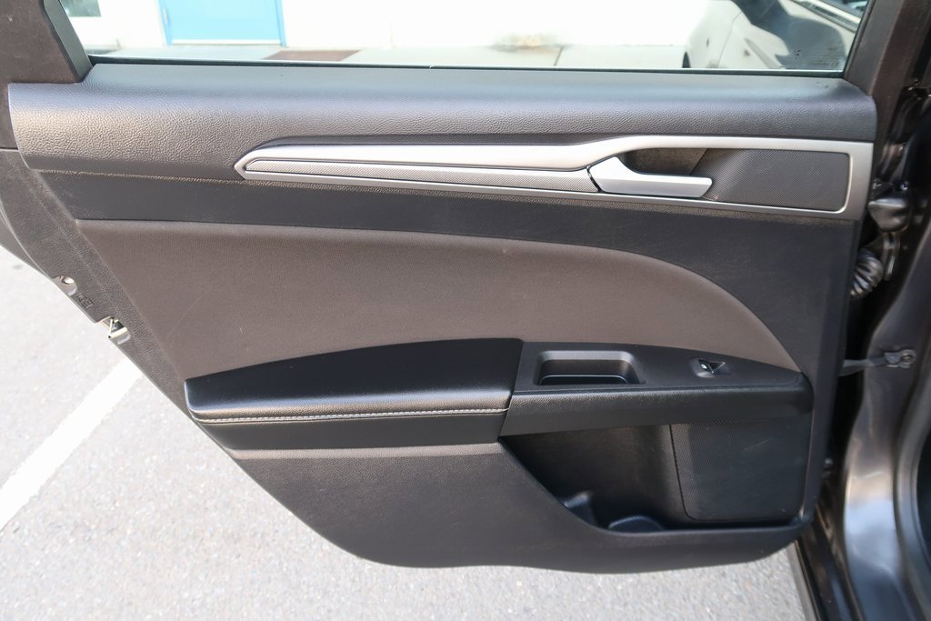 Used 2020 Ford Fusion SE image 31