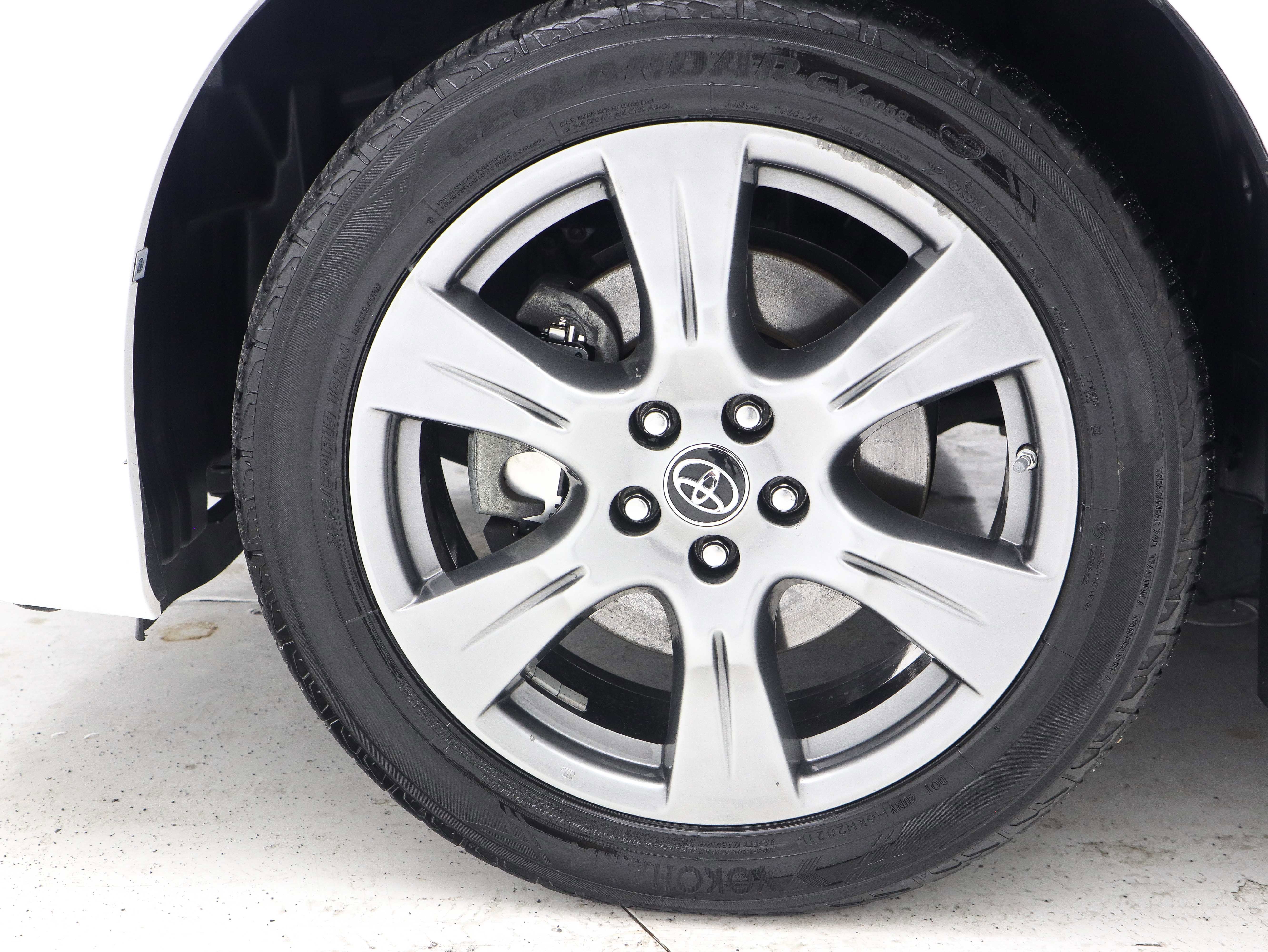 Used 2018 Toyota Sienna SE Premium w/ Carpet Mat Package image 36