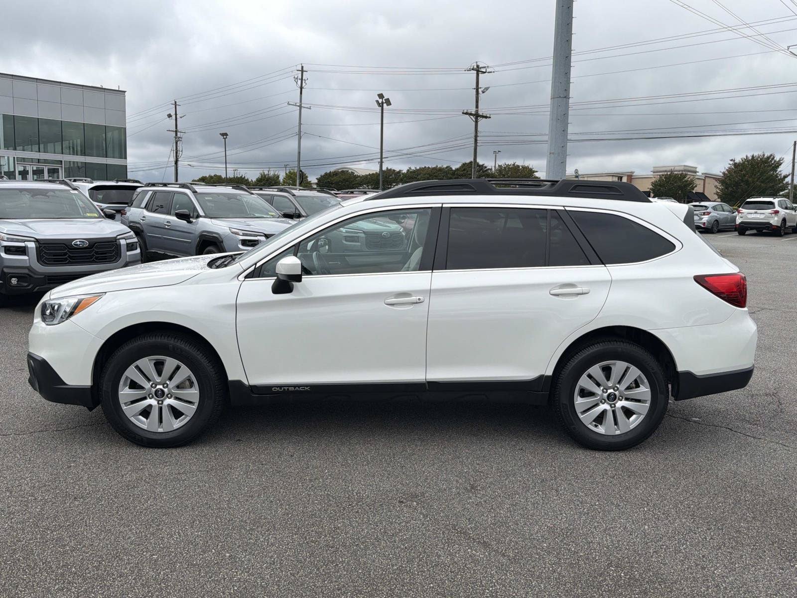 Used 2017 Subaru Outback 2.5i Premium AWD/4WD image 6