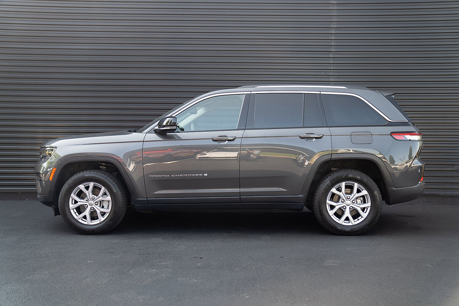 Used 2022 Jeep Grand Cherokee Limited AWD/4WD image 2