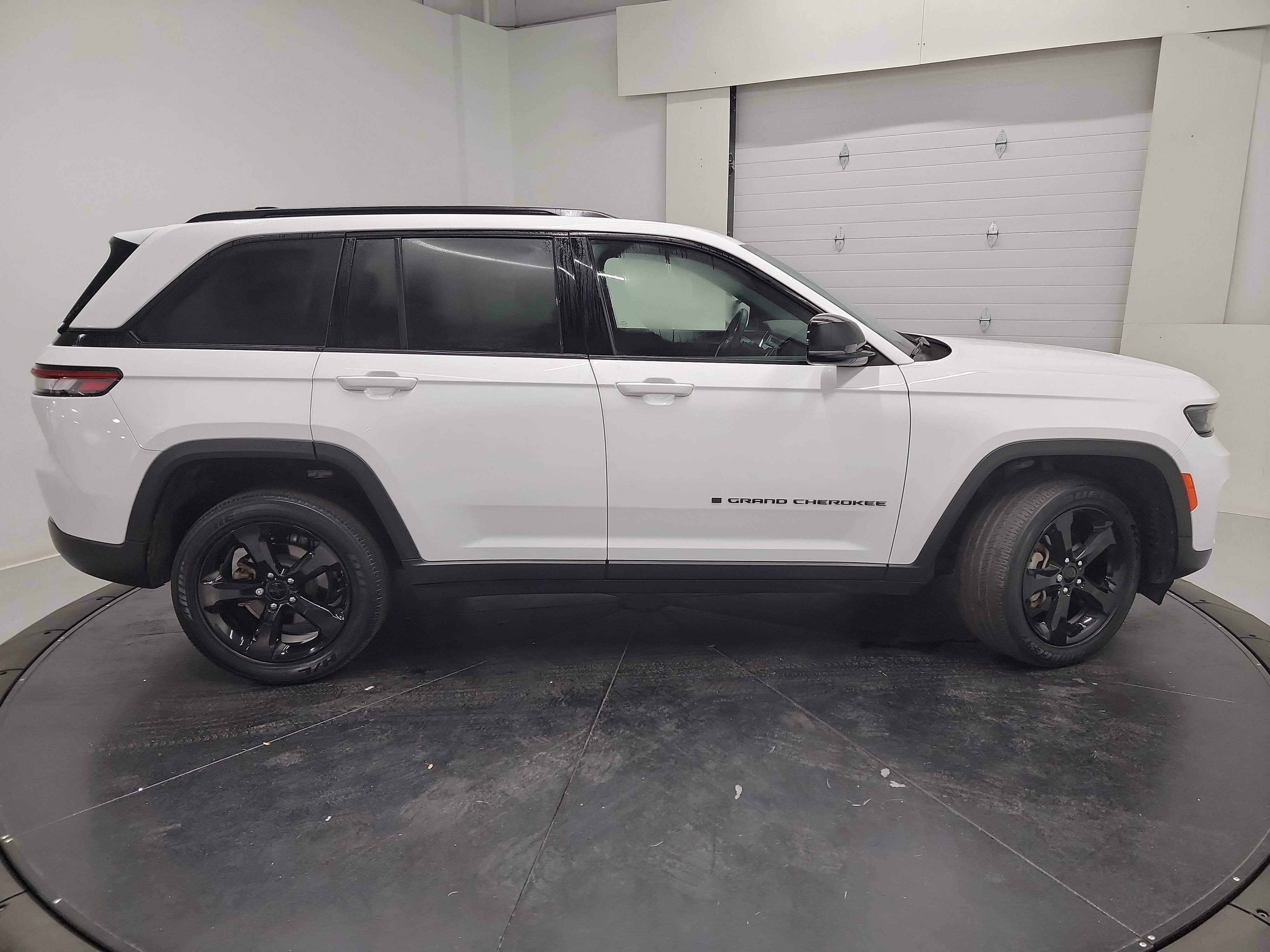 Used 2023 Jeep Grand Cherokee Altitude AWD/4WD image 11