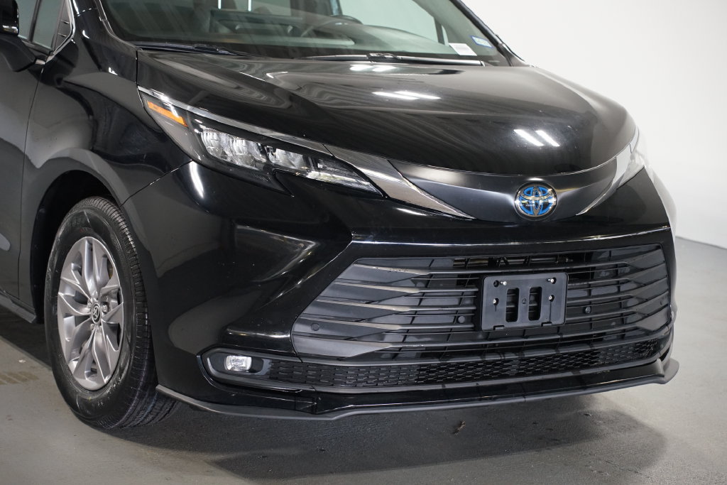 Certified 2025 Toyota Sienna XLE FWD image 4
