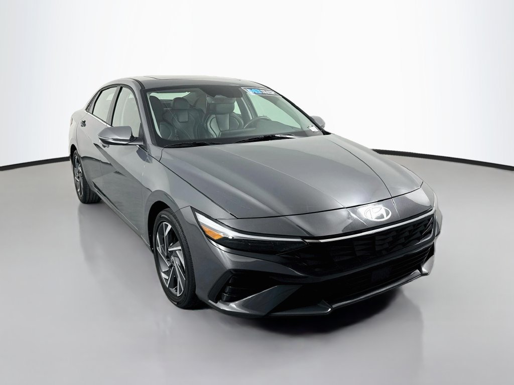 Certified 2025 Hyundai Elantra Limited FWD image 3