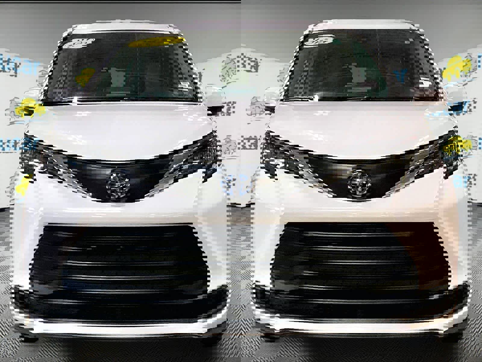 Used 2024 Toyota Sienna LE image 2