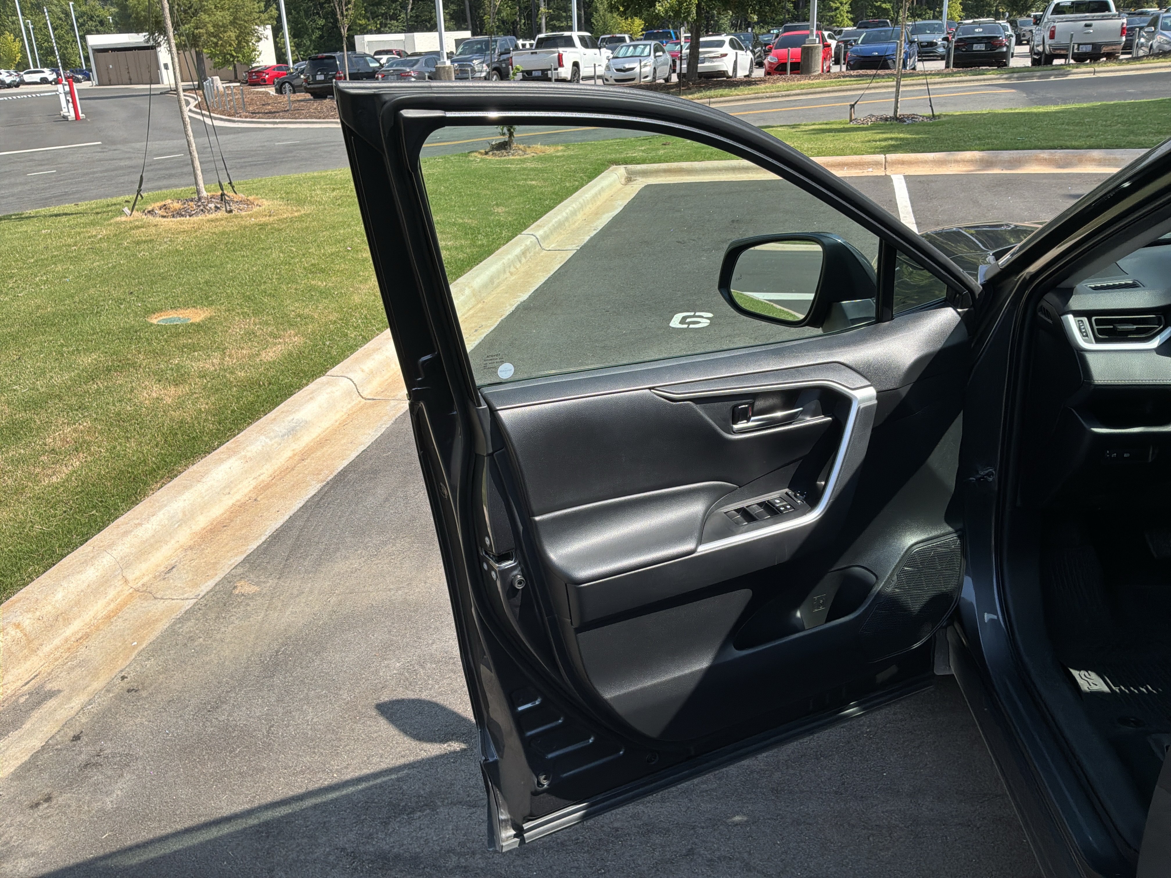 Used 2021 Toyota RAV4 XLE AWD/4WD image 14