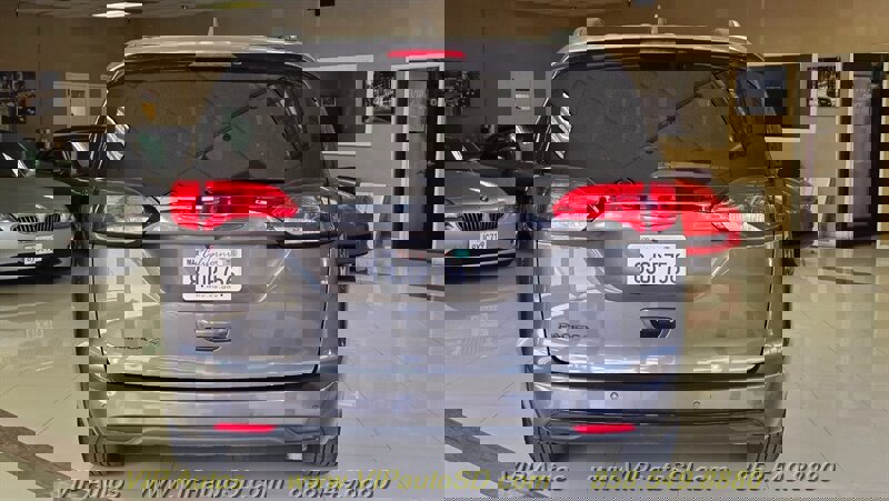 Used 2019 Chrysler Pacifica Touring-L w/ S Appearance Package FWD image 9