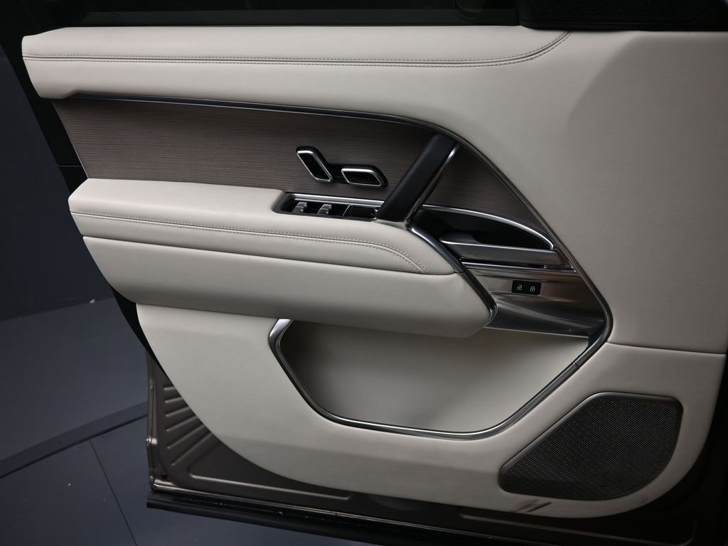 Used 2025 Land Rover Range Rover Autobiography image 11