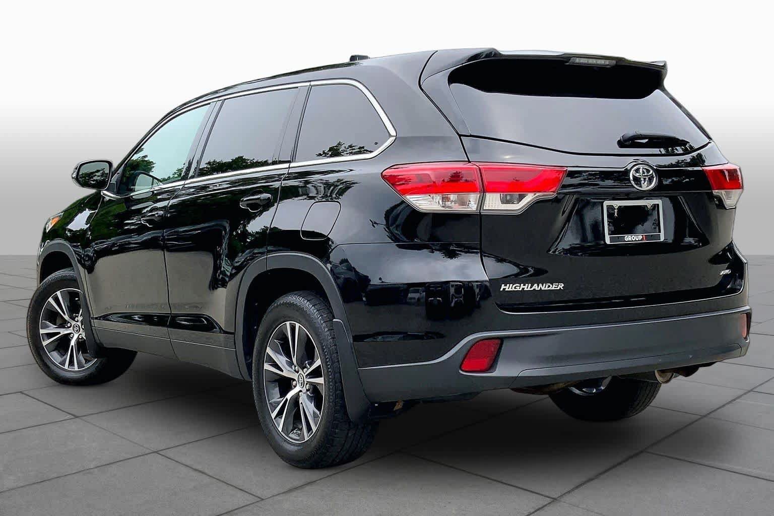 Used 2019 Toyota Highlander LE AWD/4WD image 12
