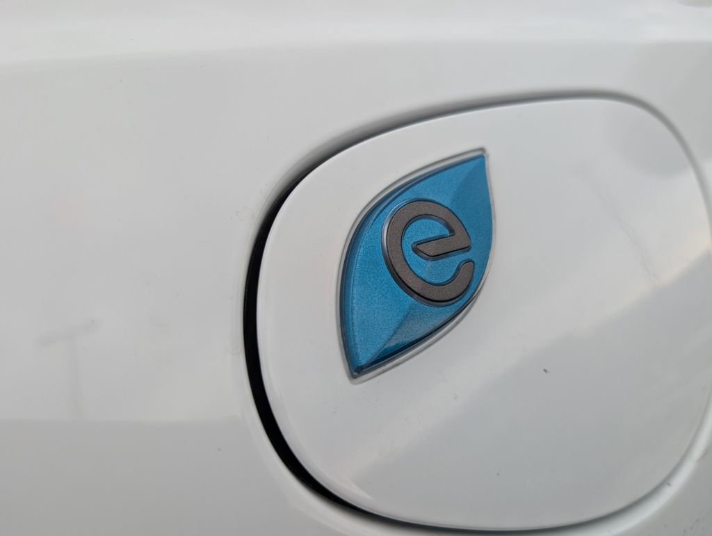 Used 2023 Chrysler Pacifica Touring-L image 5