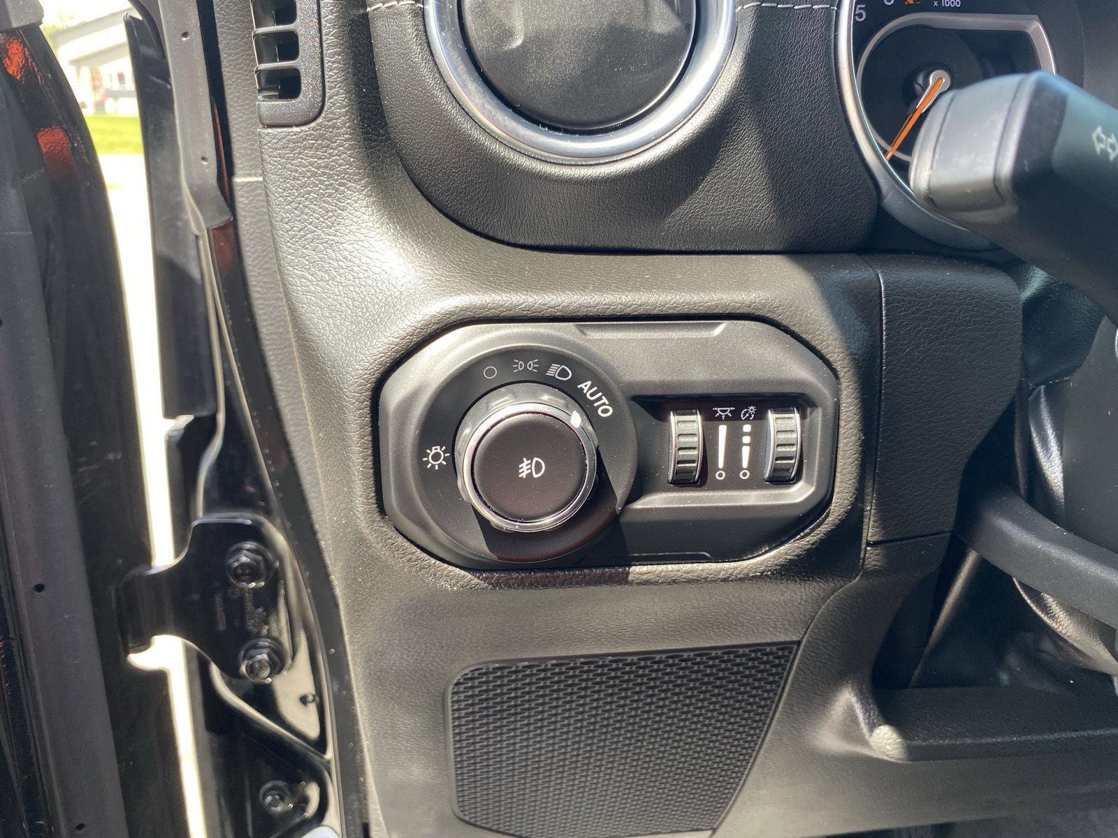 Used 2022 Jeep Wrangler Unlimited Sahara w/ Cold Weather Group AWD/4WD image 16