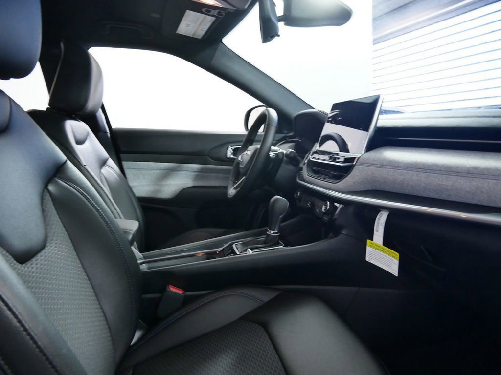 Used 2024 Jeep Compass Latitude image 21