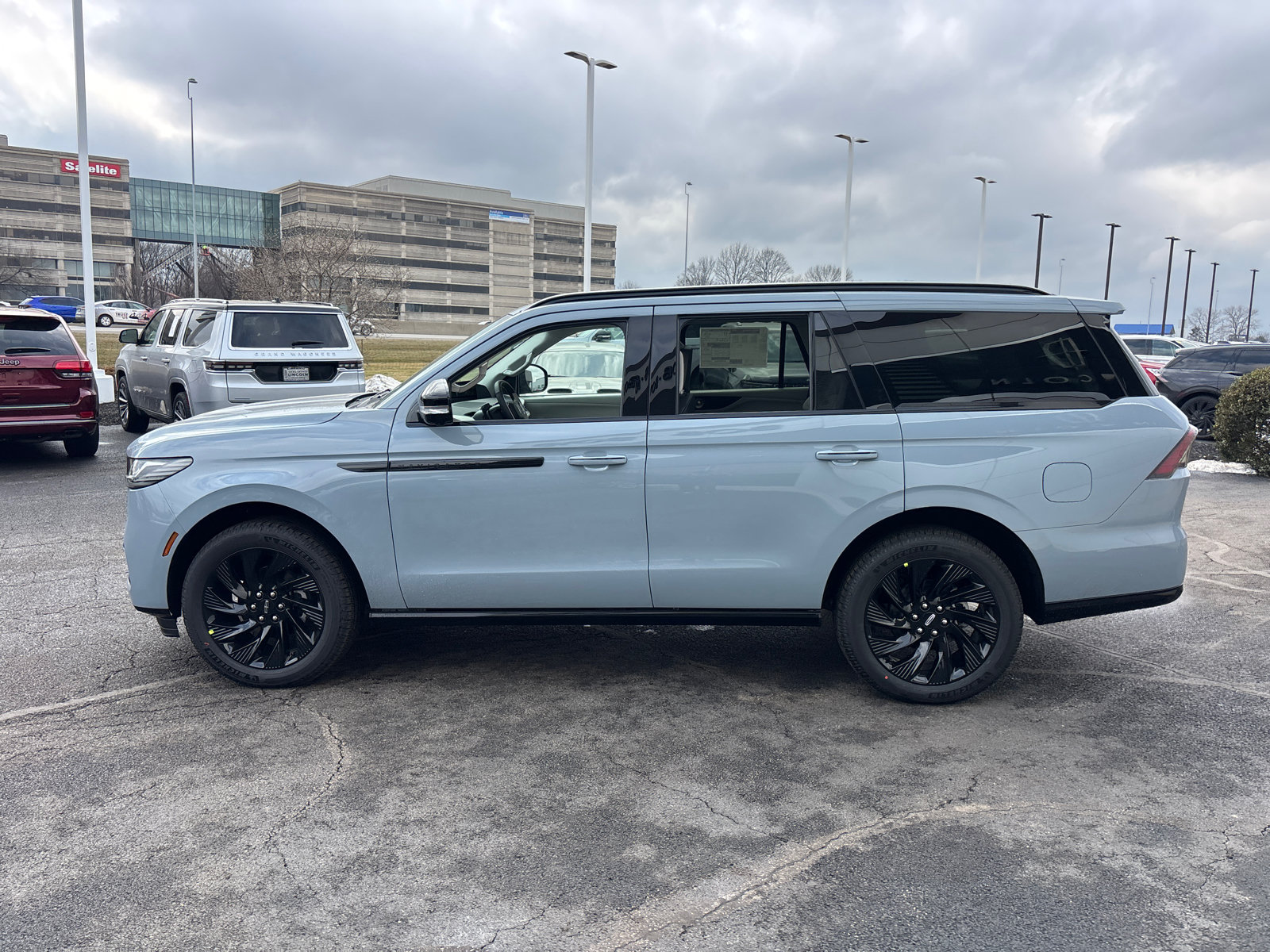 New 2026 Lincoln Navigator Reserve w/ Jet Appearance Package AWD/4WD image 4