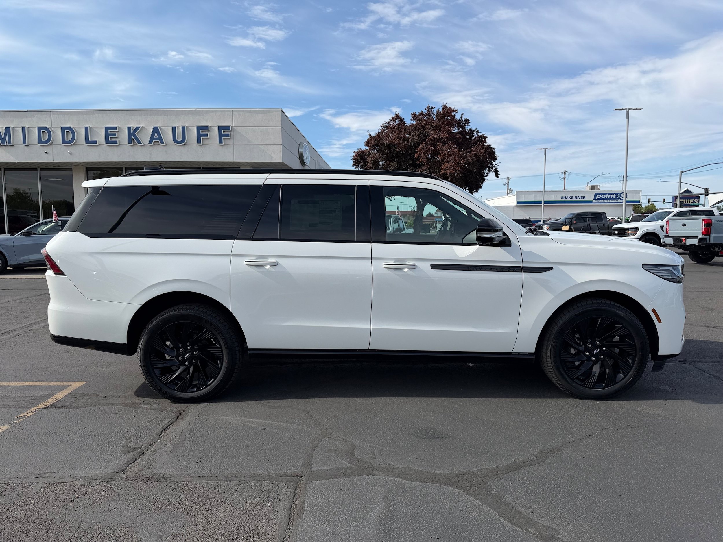 New 2027 Lincoln Navigator L Reserve w/ Jet Appearance Package AWD/4WD image 2